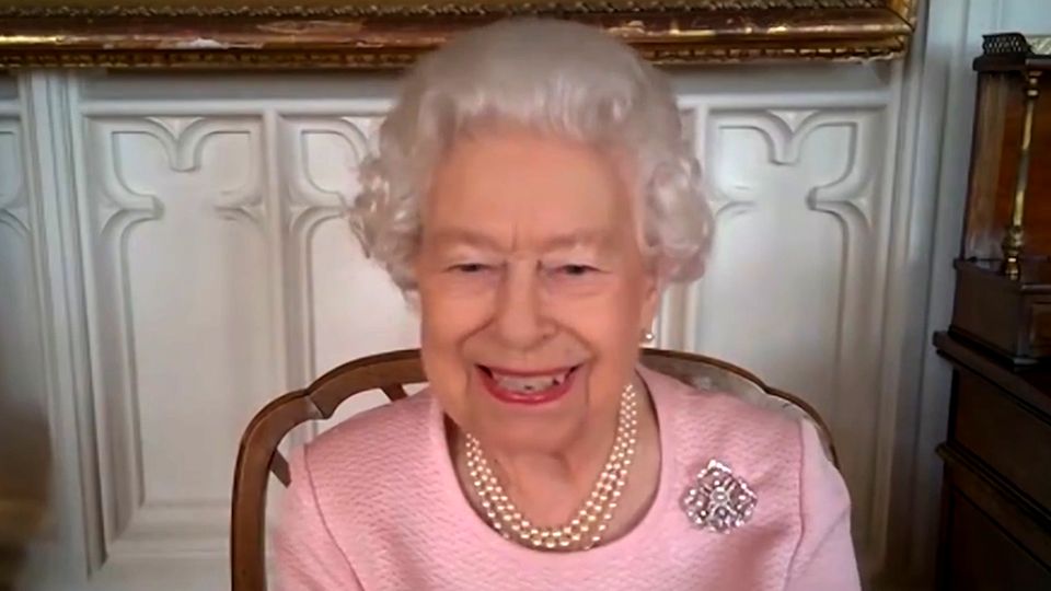 Queen Elizabeth Im Videocall: Sie sorgt für viele Lacher Queen Elizabeth Im Videocall: Sie sorgt für viele Lacher