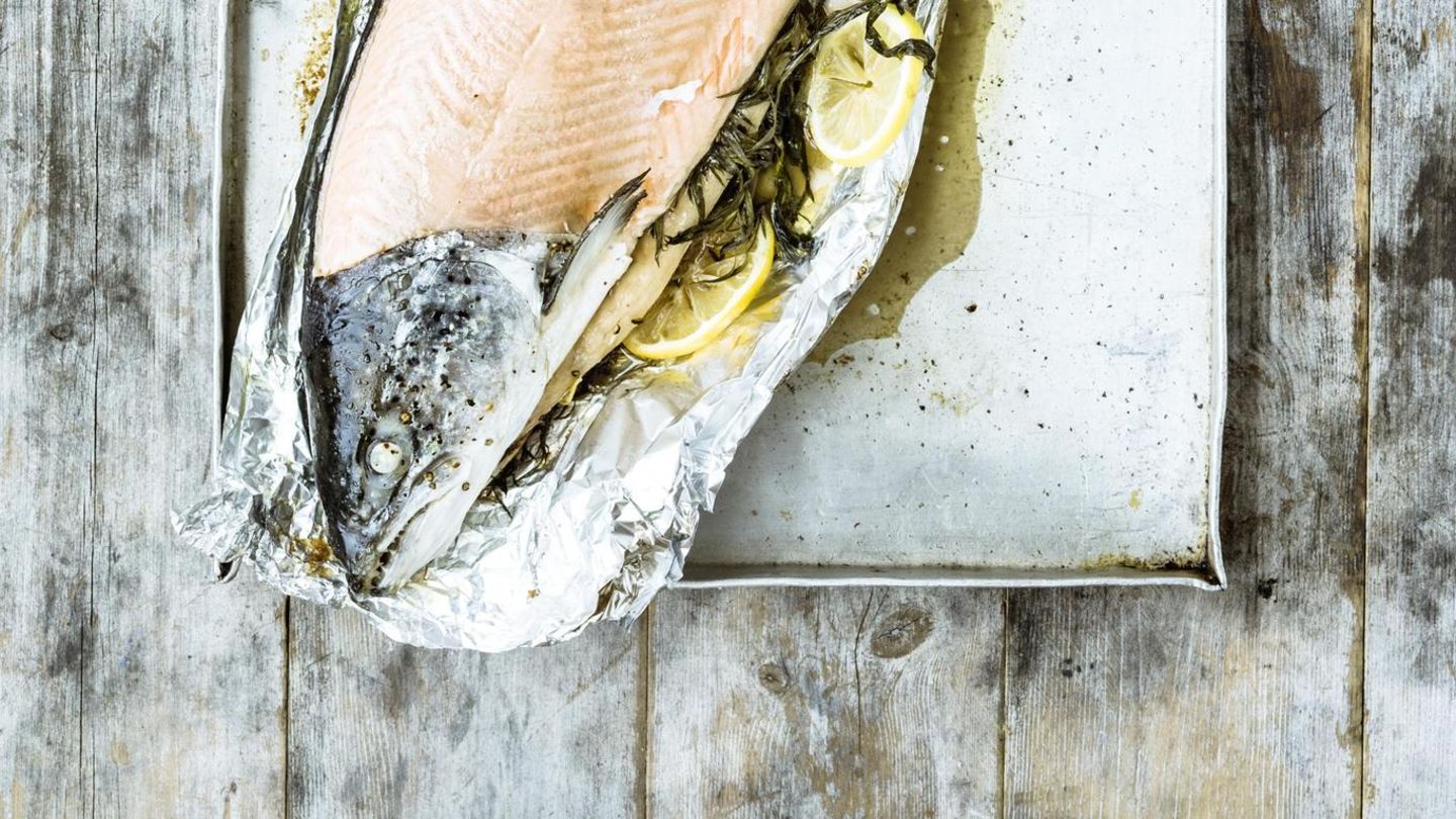VOE STERN 10/2021 VOE STERN 38/2015 Lachs Ein ganzer Fisch, ein großer Genuss: An Festtagen wird der Lachs am Stück gegart – mit Kopf! Wolgang Schardt, Maria Grossmann (Styling), Roland Geiselmann (F