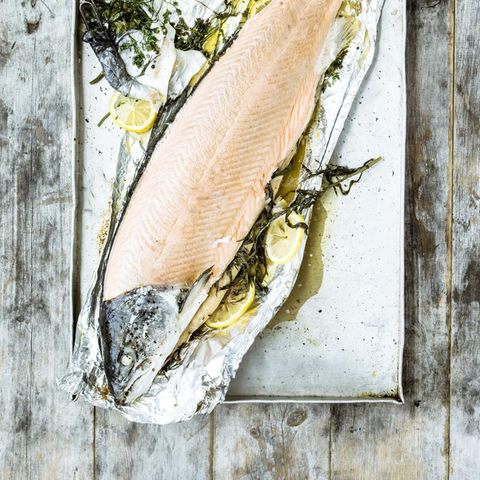 Ein ganzer Fisch, ein großer Genuss: An Festtagen wird der Lachs am Stück gegart – mit Kopf! Wolgang Schardt, Maria Grossmann (Styling), Roland Geiselmann (F