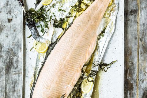 Ein ganzer Fisch, ein großer Genuss: An Festtagen wird der Lachs am Stück gegart – mit Kopf! Wolgang Schardt, Maria Grossmann (Styling), Roland Geiselmann (F