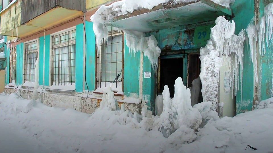 Geisterstadt: Verlassenes Haus in Russland wird zur Eishöhle