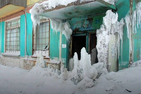 Geisterstadt: Verlassenes Haus in Russland wird zur Eishöhle
