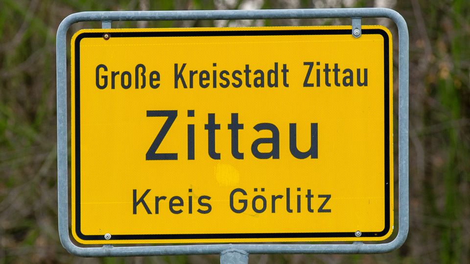 Auf einem gelben Ortsschild steht "Große Kreisstadt Zittau. Kreis Görlitz"