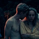 Lona wohnt auf einem Campingplatz und hat heimlich eine Affäre mit ihrem Untergebenen Sören (Anton Rubtsov). Auch sie hat sich damit angreifbar gemacht.