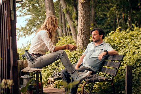 Lona Mendt (Petra Schmidt-Schaller) und Frank Elling (Sascha Geršak) sind die beiden Ermittler, die mit dem Fall betraut werden. Beide gehören zum Typus "kaputter Bulle": Sowohl Lona Mendt als auch Frank Elling sind vom Leben desillusioniert und haben nur noch wenig zu verlieren. Sie vertrauen niemandem - nur einander. Für ihre überzeugende Darstellung wurden Petra Schmidt-Schaller und Sascha Geršak mit dem Deutschen Fernsehpreis 2021 ausgezeichnet.