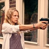 Wenig besser sieht es bei seiner Kollegin Lona Mendt aus. Man sieht sie nur selten lachen. Die Polizistin geht ihrem Beruf mit einer großen Verbissenheit nach und scheint auch sonst wenig Freude am Leben zu haben. Erst am Ende des Vierteilers erfährt man den Grund dafür.