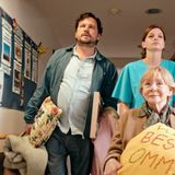 Ellings Mutter (Christine Schorn) ist dement und in einem Pflegeheim - für das der Ermittler mit seinem Beamtengehalt aufkommen muss.