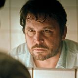 Frank Elling ist am Ende: Seine Ehe kriselt und er ist tief verschuldet. Um seine Probleme zu lösen, hat er sich schmieren lassen. Der Blick in den Spiegel zeigt einen zerrütteten Menschen.