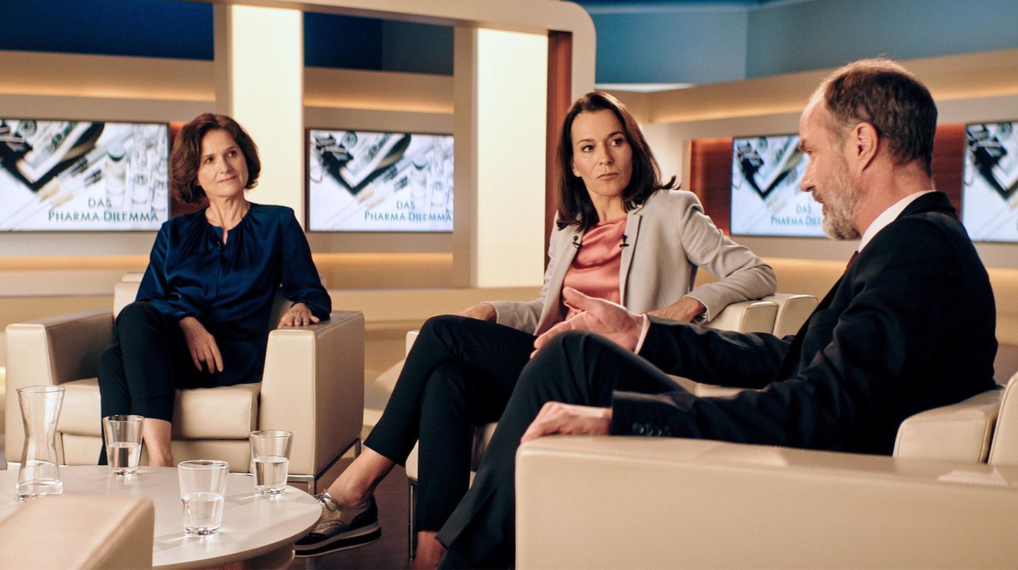 Dr. Iris Fichte (Victoria Trauttmansdorff), die Chefin des Pharma-Konzerns, ist zu Gast in der Talkshow "Anne Will" - und berichtet darin, ein Mittel gegen Demenz gefunden zu haben. Erst in der letzten Folge laufen alle Fäden der Handlung zusammen. Der Mehrteiler (Buch: Holger Karsten Schmidt, Regie: Andreas Herzog) holt weit in die Vergangenheit aus - bleibt dann aber doch im Ungefähren. So richtig will die Geschichte nicht überzeugen. Dafür fängt die Kamera die gleißende Hitze rund um den Schweriner See in berauschenden Bildern ein, der schwedische Jazzpianist Martin Tingvall liefert dazu einen abwechslungsreichen Soundtrack - der über so manche Hänger in der Geschichte hinwegrettet. Insgesamt sechs sehenswerte Stunden Fernsehen.  Die ersten beiden Folgen von "Die Toten von Marnow" werden am 15.11. um 22.50 Uhr im Ersten ausgestrahlt. Die Teile 3 und 4 sind einen Tag später in der Nacht von Samstag auf Sonntag ab 23.40 Uhr zu sehen. 
