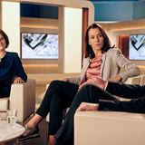 Dr. Iris Fichte (Victoria Trauttmansdorff), die Chefin des Pharma-Konzerns, ist zu Gast in der Talkshow "Anne Will" - und berichtet darin, ein Mittel gegen Demenz gefunden zu haben. Erst in der letzten Folge laufen alle Fäden der Handlung zusammen. Der Mehrteiler (Buch: Holger Karsten Schmidt, Regie: Andreas Herzog) holt weit in die Vergangenheit aus - bleibt dann aber doch im Ungefähren. So richtig will die Geschichte nicht überzeugen. Dafür fängt die Kamera die gleißende Hitze rund um den Schweriner See in berauschenden Bildern ein, der schwedische Jazzpianist Martin Tingvall liefert dazu einen abwechslungsreichen Soundtrack - der über so manche Hänger in der Geschichte hinwegrettet. Insgesamt sechs sehenswerte Stunden Fernsehen.  Die ersten beiden Folgen von "Die Toten von Marnow" werden am 15.11. um 22.50 Uhr im Ersten ausgestrahlt. Die Teile 3 und 4 sind einen Tag später in der Nacht von Samstag auf Sonntag ab 23.40 Uhr zu sehen. 