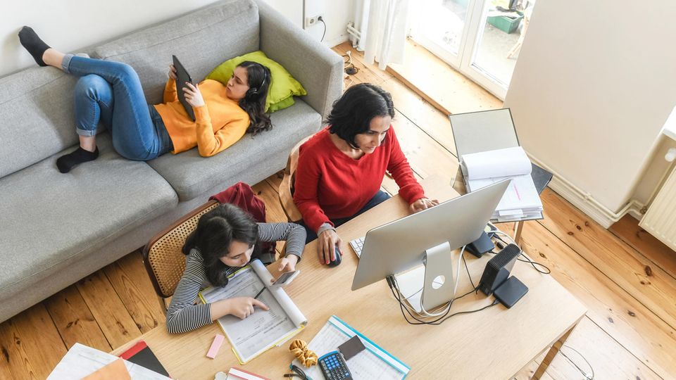 Familie im Wohnzimmer im Corona Lockdown