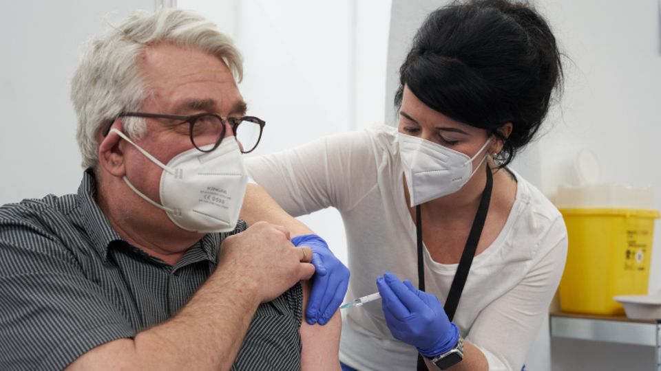 Ein Mann erhält als einer der ersten Rheinland-Pfälzer im Landesimpfzentrum in Polch eine Corona-Schutzimpfung mit dem Impfstoff von AstraZeneca