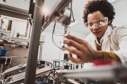 Eine Ingenieurin arbeitet im Labor