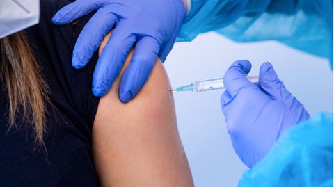 Frau wird mit dem Corona-Impfstoff von AstraZeneca geimpft