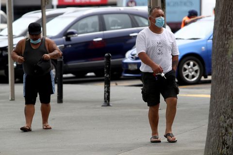 Zwei Passanten in Auckland, Neuseeland