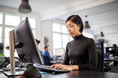 Im Beruf verdienen viele Frauen immer noch weniger als Männer, zeigte die neue Brigitte-Studie "Mein Leben, mein Job und ich"