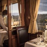 Für die Gäste wird der Speisewagen mit schwerem Silber eingedeckt: Alle Essen und Getränke sind im Reisepreis inklusive.