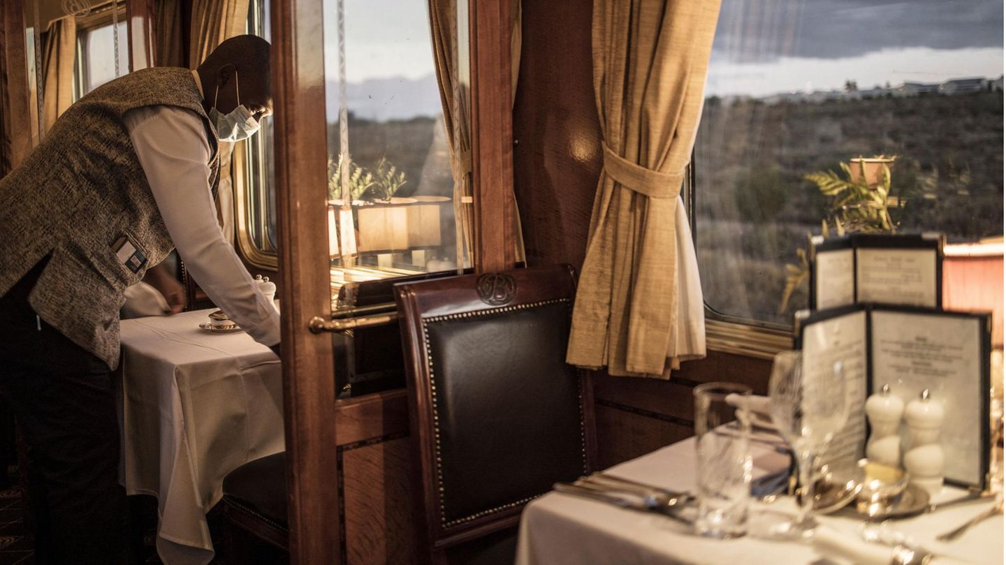 Für die Gäste wird der Speisewagen mit schwerem Silber eingedeckt: Alle Essen und Getränke sind im Reisepreis inklusive.