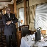 Sydney Masenyani ist der Chef des Speiwagens. Der heute 61-Jährige kam 1993 kurz nach dem Ende der Apartheit an Bord des Blue Train – damals noch zu einem rein weißen Team.