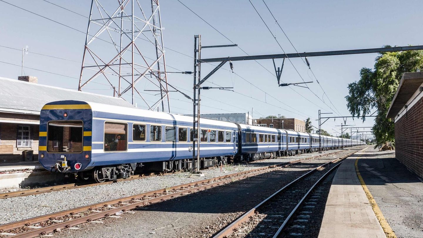 Der Blue Train besteht aus bis zu 18 Wagen mit einer Länge von 400 Metern. Im Bild der Panormawagen am Ende des Zuges.