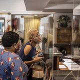 Check-in in Kapstadt: Mashiko Setshedi und ihre Mutter gönnen sich die Zugfahrt. "Ich bin mit dem Wissen aufgewachsen, dass es den Blue Train gibt, der für uns unerschwinglich ist, aber dank Covid wurde es nun möglich."