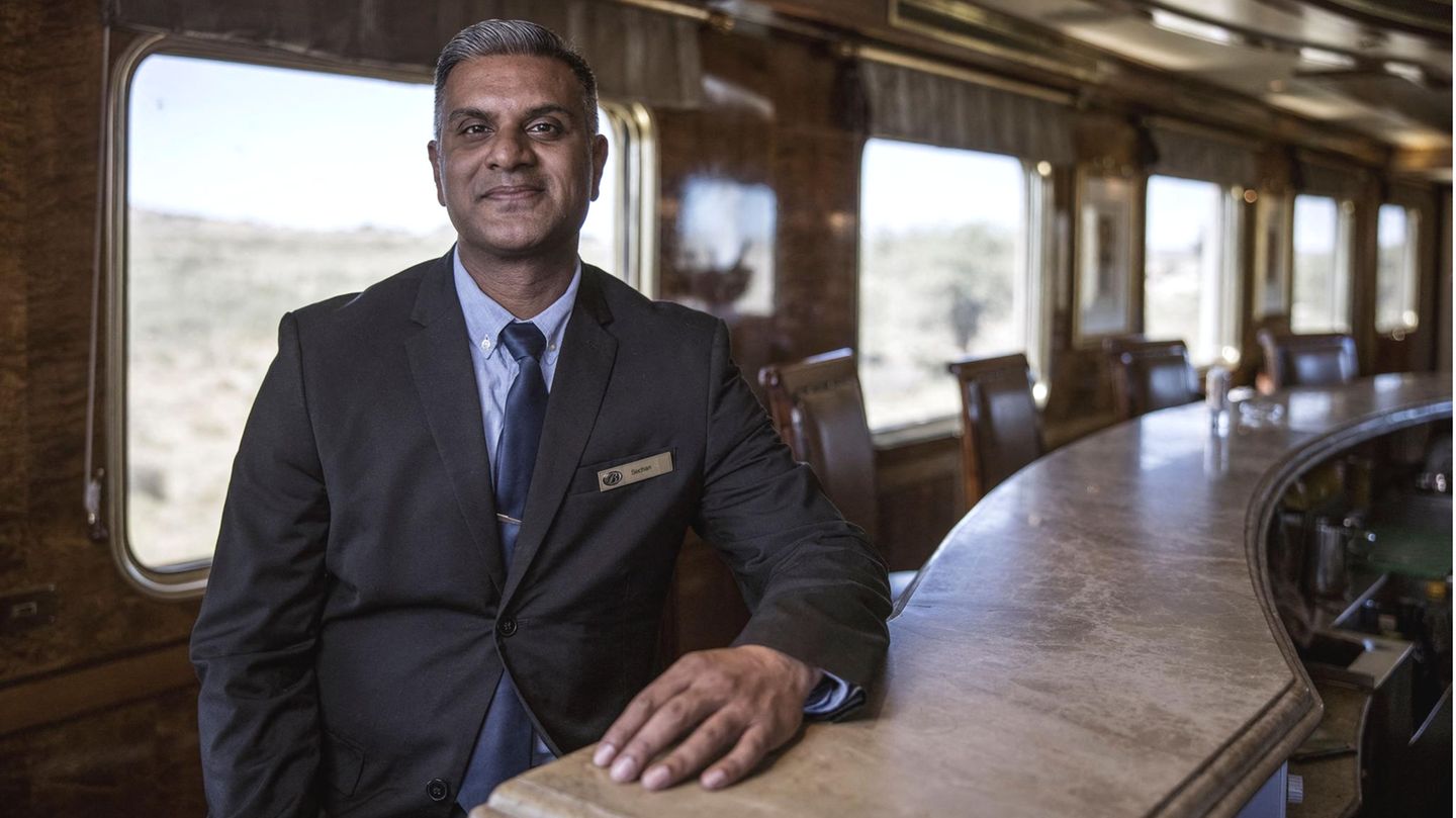 Sechan Pillay ist der Train Manager des Zuges, der sich um alles kümmert und die Durchsagen macht. Für das abendliche Dinner erinnert er an den Dresscode und bittet die "Damen so elegant wie möglich zu erscheinen."