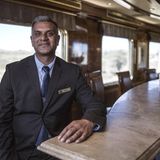 Sechan Pillay ist der Train Manager des Zuges, der sich um alles kümmert und die Durchsagen macht. Für das abendliche Dinner erinnert er an den Dresscode und bittet die "Damen so elegant wie möglich zu erscheinen."