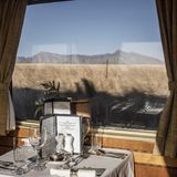 Tafeln mit Blick auf die vorbeiziehende Landschaft: Der Speisewagen gehört zu den schönsten Fortbewegungsmitteln überhaupt, egal in welchem Land.