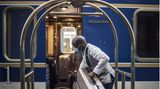 Bild 1 von 17 der Fotostrecke zum Klicken:  Seit November verkehrt wieder der Blue Train. Südafrikas Luxuszug benötigt für die 1400 Kilometer lange Strecke zwischen Kapstadt über Johannesburg bis Pretoria zwei Tage und Nächte.