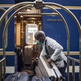 Bild 1 von 17 der Fotostrecke zum Klicken:  Seit November verkehrt wieder der Blue Train. Südafrikas Luxuszug benötigt für die 1400 Kilometer lange Strecke zwischen Kapstadt über Johannesburg bis Pretoria zwei Tage und Nächte.