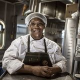 Die 58-jährige Esther Ndhlovu  ist die Küchenchefin im Speisewagen des Blue Train.