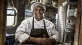 Die 58-jährige Esther Ndhlovu  ist die Küchenchefin im Speisewagen des Blue Train.
