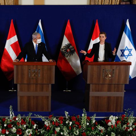 Mette Frederiksen spricht auf einer gemeinsamen Pressekonferenz neben Benjamin Netanjahu und Sebastian Kurz