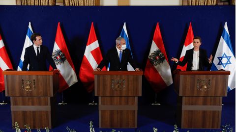 Mette Frederiksen spricht auf einer gemeinsamen Pressekonferenz neben Benjamin Netanjahu und Sebastian Kurz