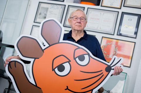 Armin Maiwald hält ein Abbild der Maus