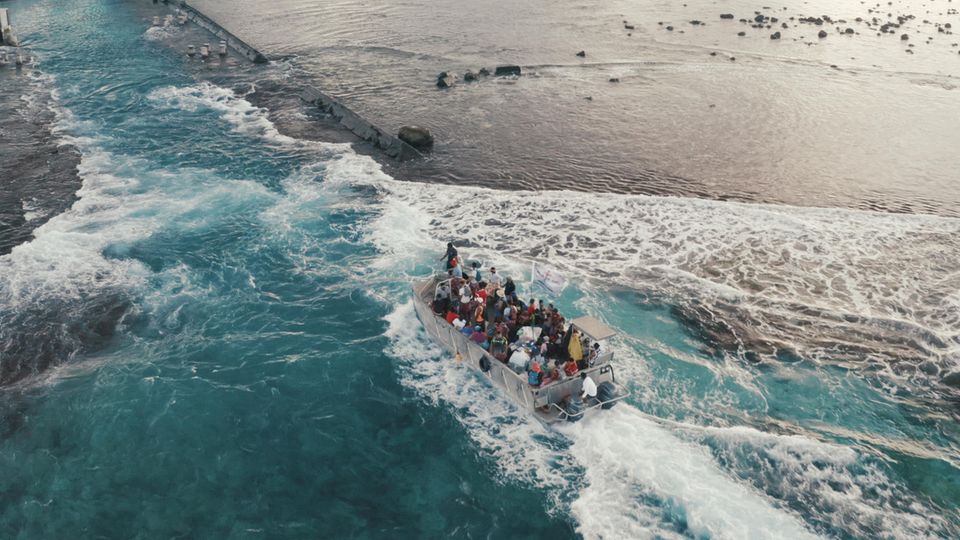 Nord–Süd Ein Schiff legt an der Insel an