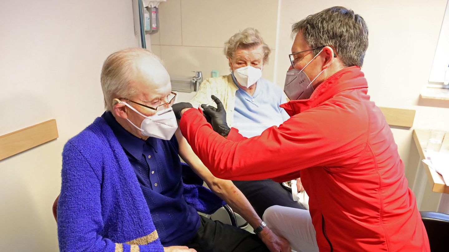 Hausarzt Fabian Holbe impft Senioren in seiner Praxis in Neuberg gegen Corona.