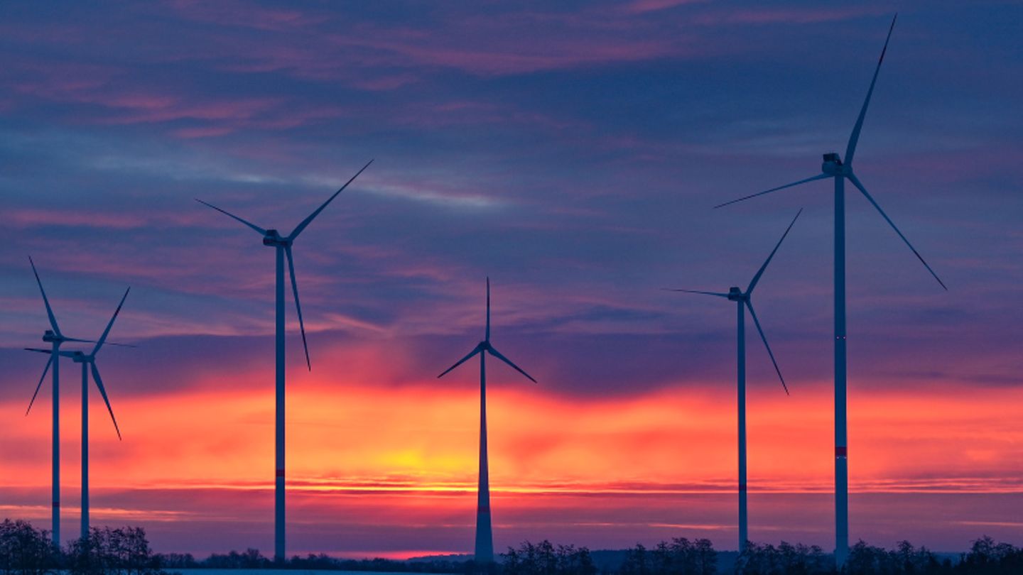 Windkraftanlage in Schleswig-Holstein vor einem Sonnenuntergang.