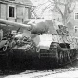 Ein Schwarzweißfoto zeigt einen Panzer