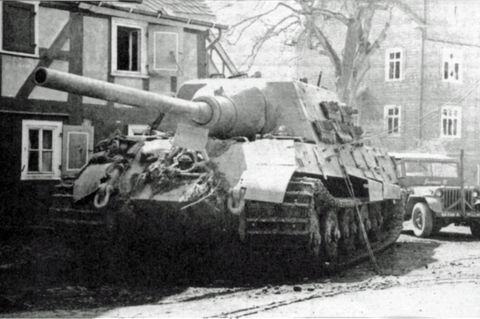 Ein Schwarzweißfoto zeigt einen Panzer