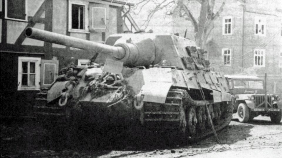 Ein Schwarzweißfoto zeigt einen Panzer