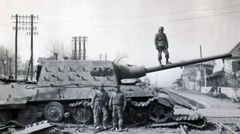 Alliierte Soldaten neben einem liegengebliebenen Jagdtiger.