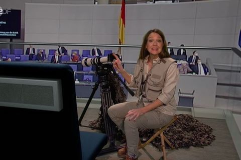 Carolin Kebekus in Safarikleidung und mit Fernglas