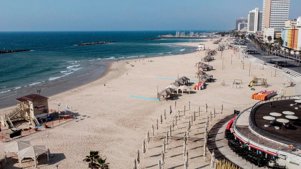 Nachrichten Coronavirus Israel Tel Aviv Eine Luftaufnahme von einem leeren Strand in Tel Aviv zu Beginn des zweiten landesweiten Coronavirus-Lockdowns im vergangenen September. Inzwischen kehrt das normale Leben in das Land am Mittelmeer zurück.