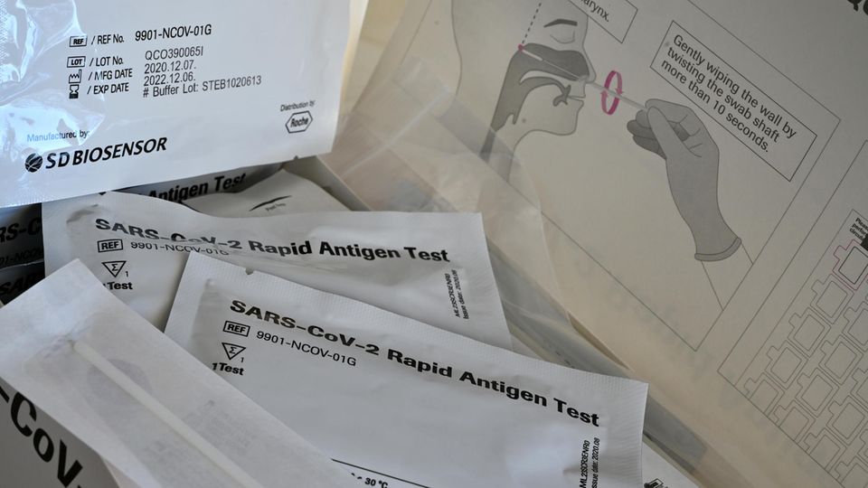 Schnelltests mit der Aufschrift "SARS-Cov-2 Rapid Antigen Test" liegen auf einem Tisch
