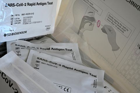 Schnelltests mit der Aufschrift "SARS-Cov-2 Rapid Antigen Test" liegen auf einem Tisch