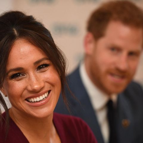 Prinz Harry und seiner Frau Meghan, sie ist im Vordergrund zu sehen und lacht