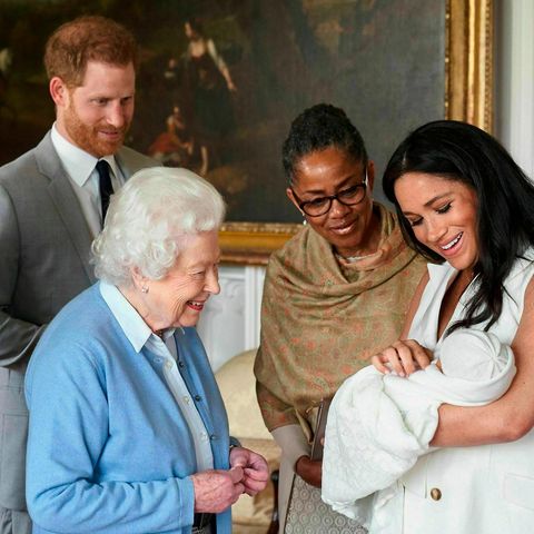 Die Queen, Prinz Philip, Harry, Meghan und Meghans Mutter Doria Ragland mit Baby Archie