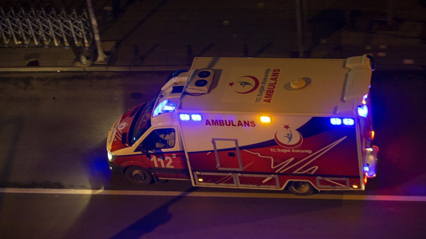 Anwohner riefen der Frau einen Krankenwagen (Symbolbild)