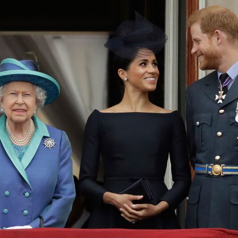 Die britische Königin Elizabeth II., ihr Enkel, Prinz Harry und seine Frau, Herzogin Meghan